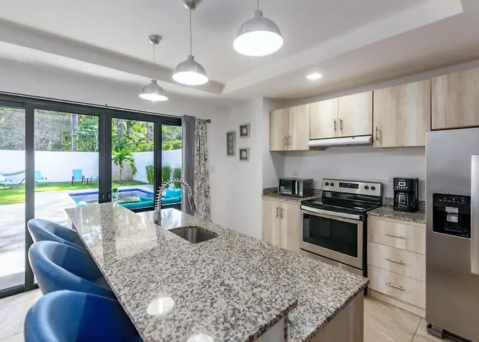 Ultramodern Townhome With An Inviting Coastal Design And Lush Outdoor Oasis With A Private Pool Holiday home *