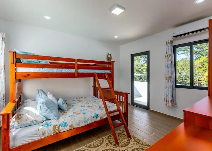 Ultramodern Townhome With An Inviting Coastal Design And Lush Outdoor Oasis With A Private Pool Holiday home *